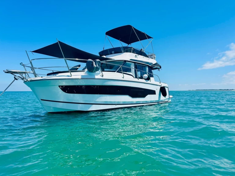 Hire a Jeanneau Merry Fisher 1095 Fly Talmont-Saint-Hilaire