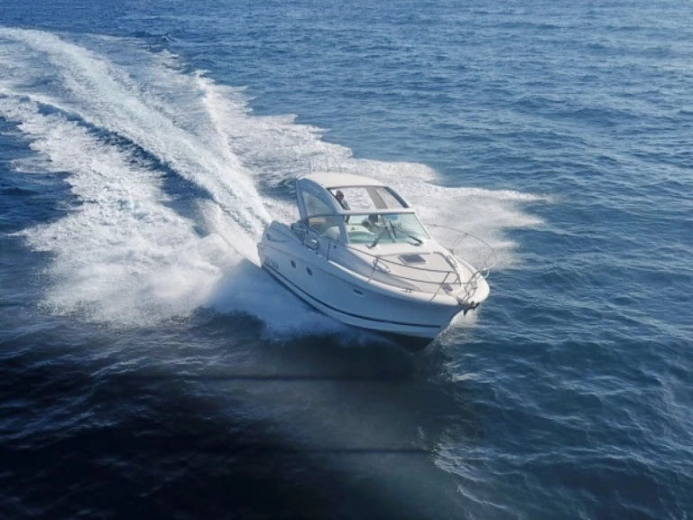 Hire Motorboat Jeanneau with a boat licence