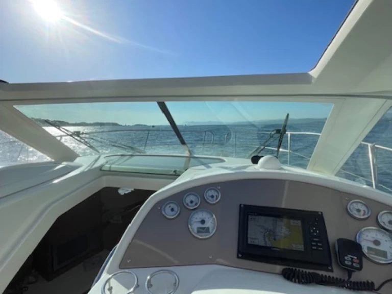 Motorboat hire in Six-Fours-les-Plages - Jeanneau Prestige 30 S