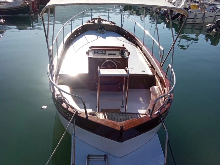 Hire Motorboat Marine with a boat licence