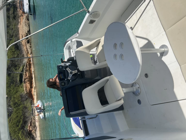 Hire Motorboat Bénéteau with a boat licence