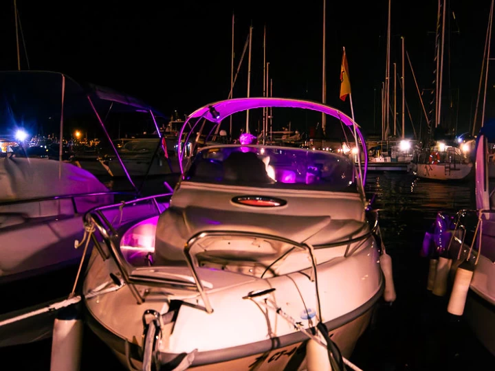 Hire Motorboat Lexsia with a boat licence