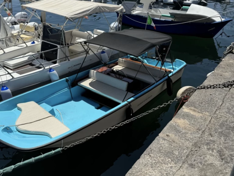 Hire a Boston Whaler Boston Whaler 17 Aci Trezza