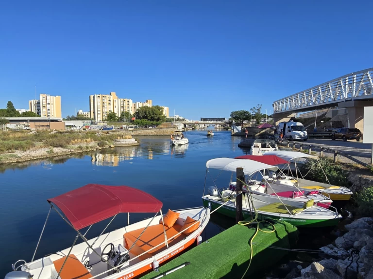 Hire Motorboat NAVALPLASTICA with a boat licence