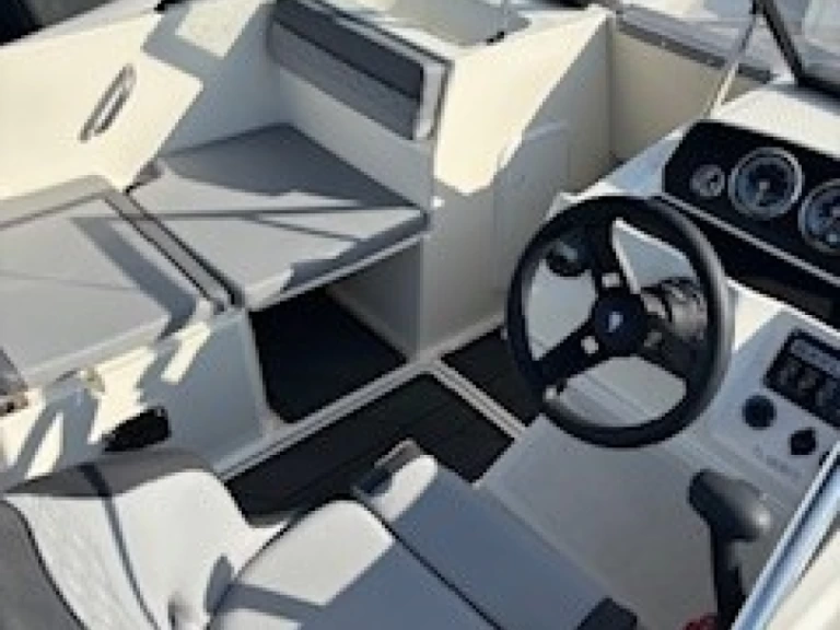 Yacht hire Hyères cheap M19