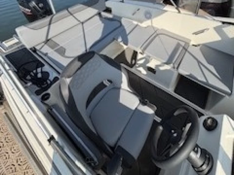 Motorboat hire in Hyères - Bayliner M19