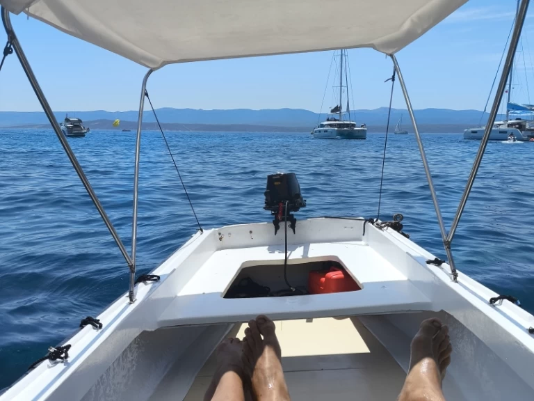 Motorboat to hire Bol at the best price