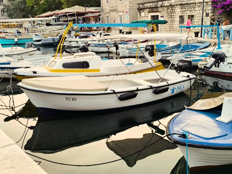 Yacht hire Bol cheap Pasara