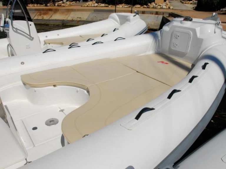 Hire a Nuova Jolly Blackfin 25 Elegance Bol