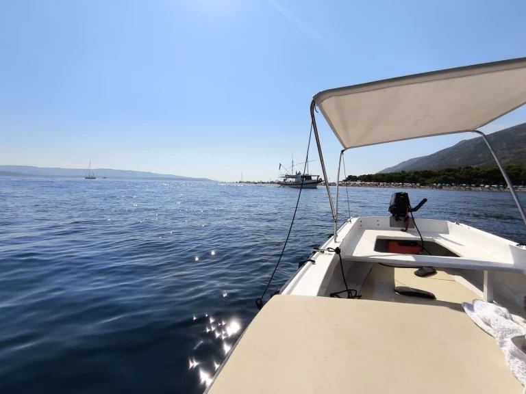 Motorboat to hire Bol at the best price