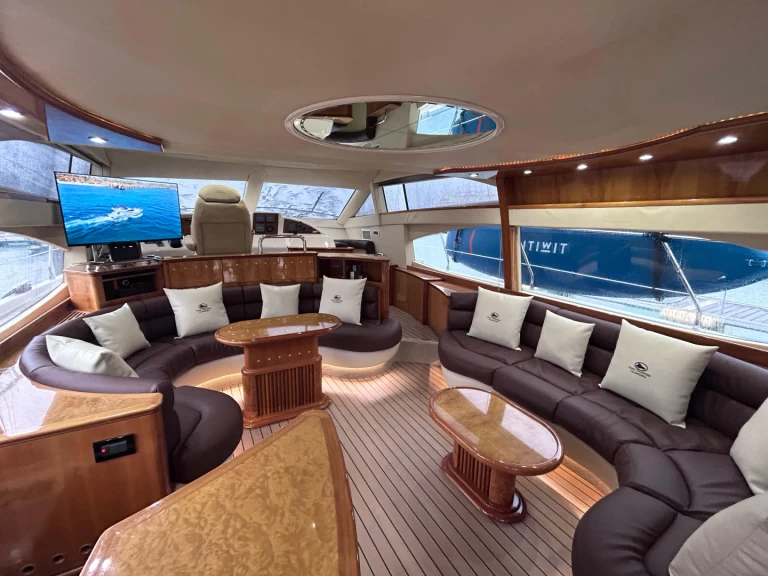 Charter a Azimut Azimut 58 Fly in Vilamoura on Samboat