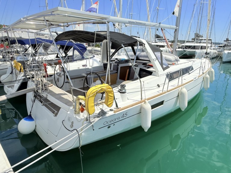 Sailboat hire in Sukošan - Bénéteau Oceanis 45