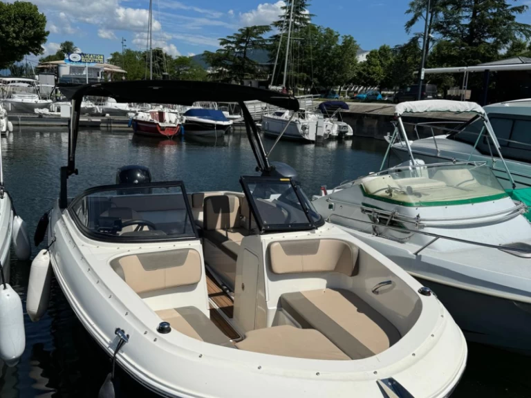 Motorboat hire in Grand Port d'Aix-les-Bains - Bayliner VR4