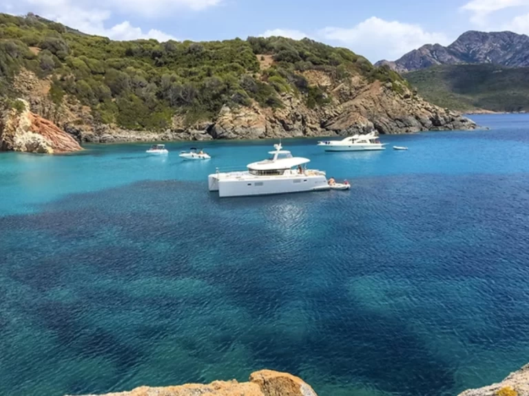 Catamaran hire in Cannes - Lagoon Lagoon 40