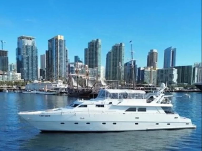 Charter a Custom 100 in Long Beach on Samboat