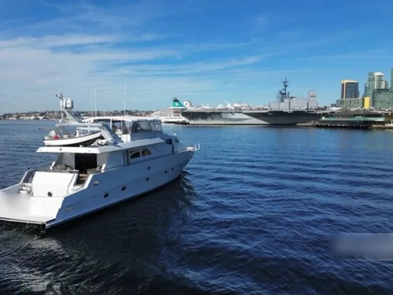 Hire Luxury Yacht Custom with a boat licence