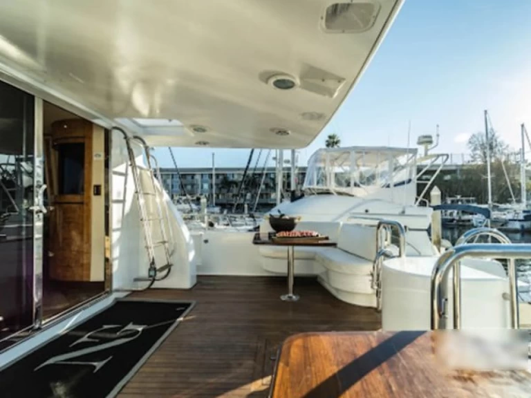 Hire Luxury Yacht Custom with a boat licence