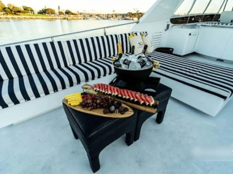 Yacht charter Newport Beach - Custom Motor Yacht on SamBoat