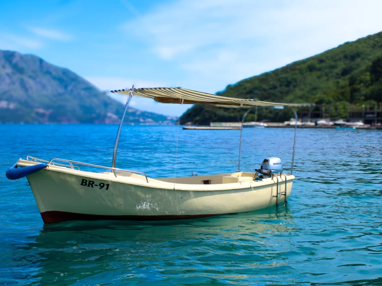 Hire a Elan Elan 500 Budva