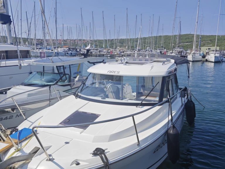 Hire Motorboat Jeanneau with a boat licence