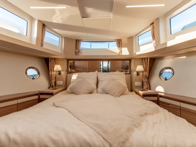 Hire Luxury Yacht Greenline with a boat licence