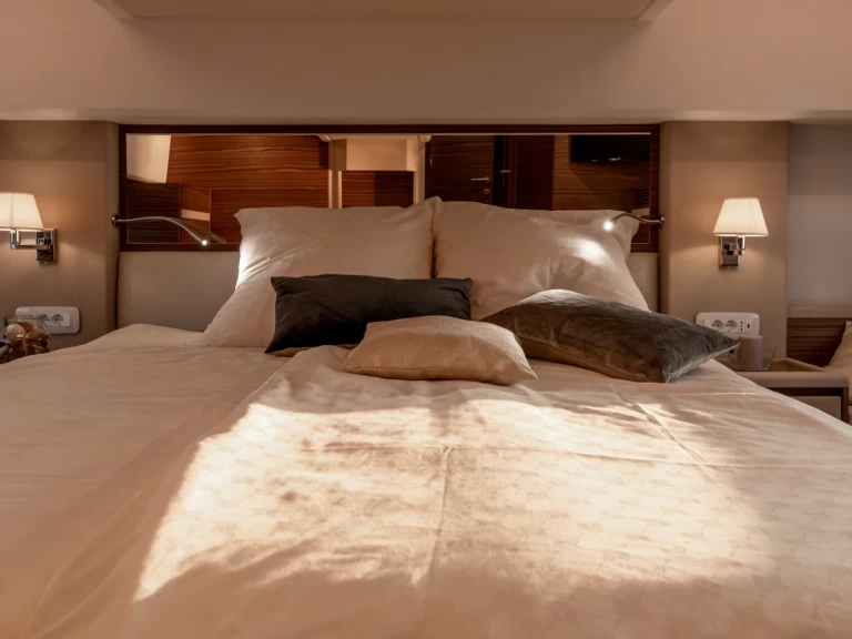 Luxury Yacht to hire Setúbal at the best price