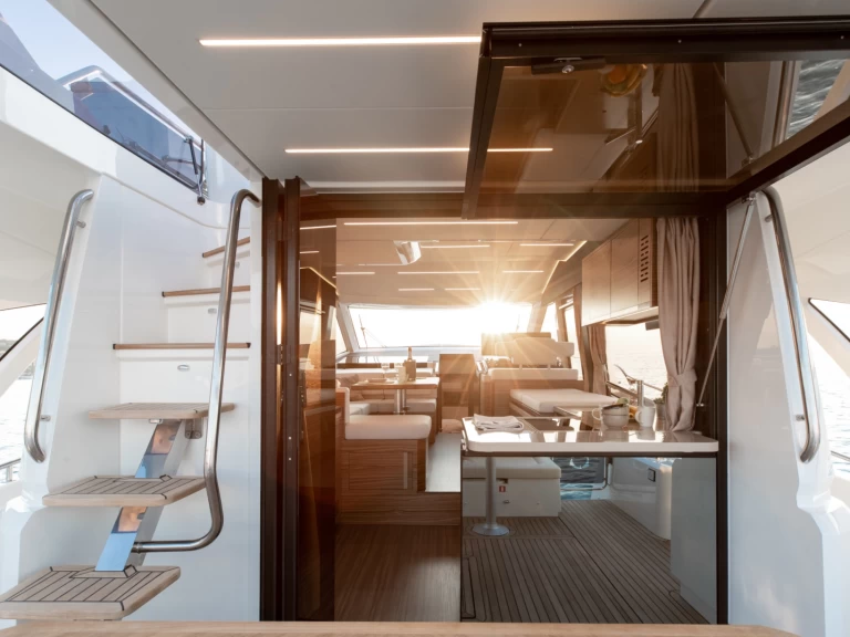 Hire a Greenline Greenline 45 Fly Setúbal