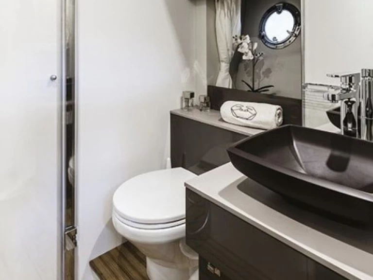 Hire a Cranchi Cranchi M44 HT Beaulieu-sur-Mer