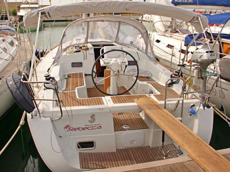 Hire a Bénéteau Oceanis 34 San Vincenzo