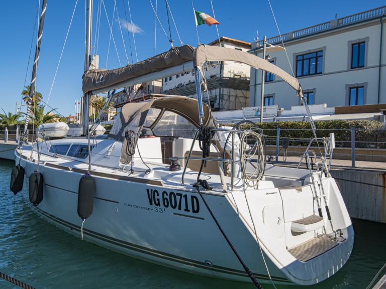 Sailboat hire in San Vincenzo - Jeanneau Sun Odyssey 33i