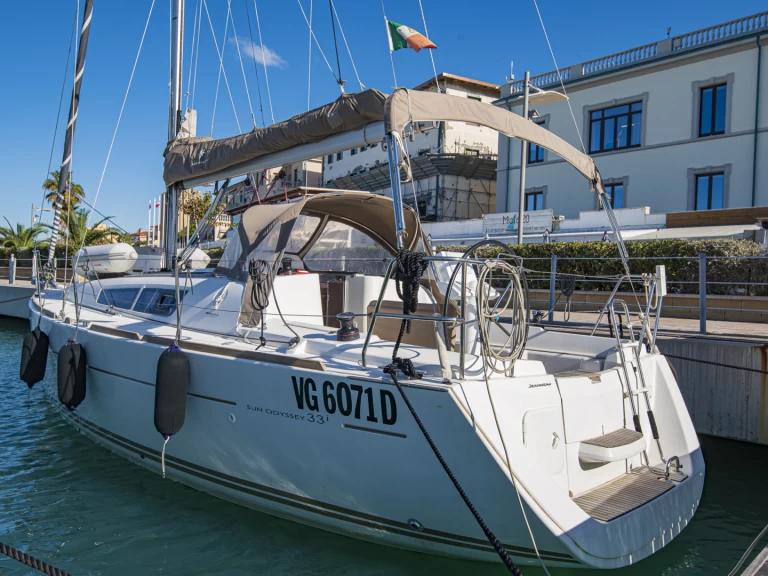 Sailboat hire in San Vincenzo - Jeanneau Sun Odyssey 33i