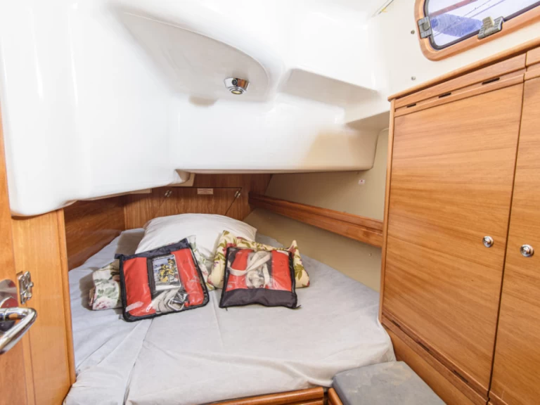 Yacht charter San Vincenzo - Bavaria Cruiser 37 on SamBoat