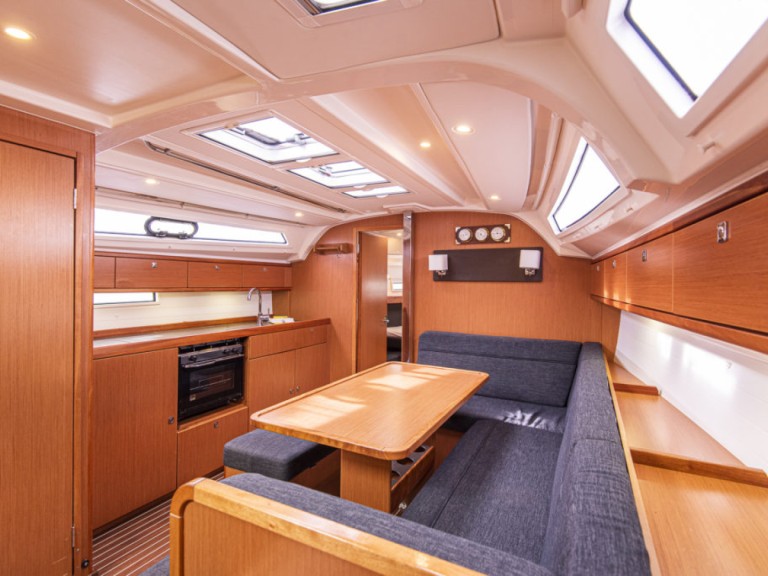 Charter a Bavaria Cruiser 41 in San Vincenzo on Samboat