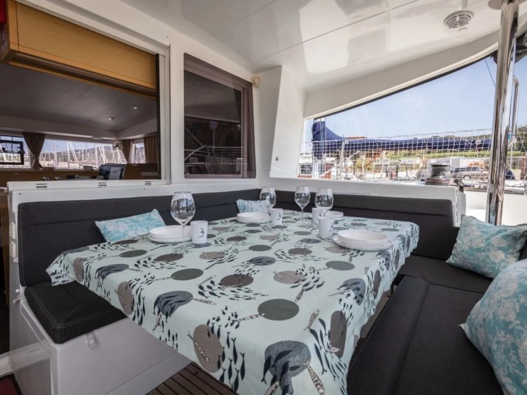 Catamaran hire in San Vincenzo - Lagoon Lagoon 400 S2