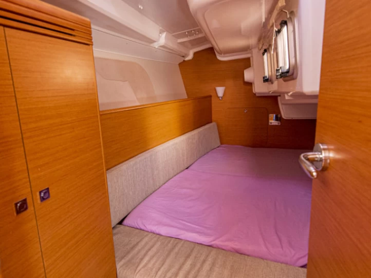 Charter a Jeanneau Sun Odyssey 33i in San Vincenzo on Samboat