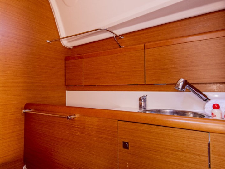 Hire Sailboat with or without skipper Jeanneau San Vincenzo