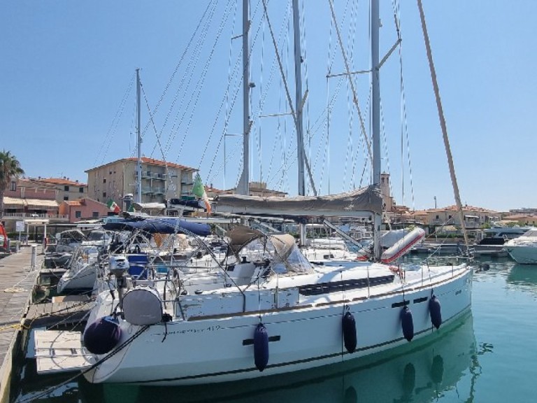 Hire Sailboat Jeanneau with a boat licence