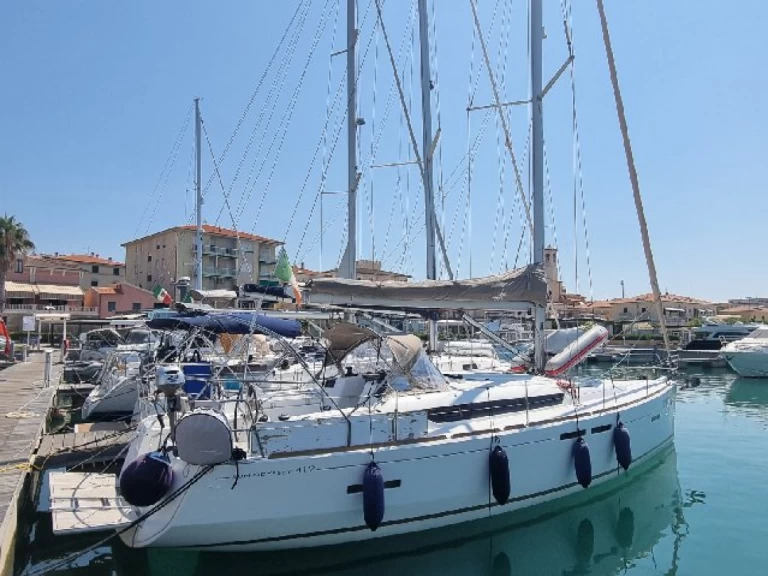 Hire Sailboat Jeanneau with a boat licence