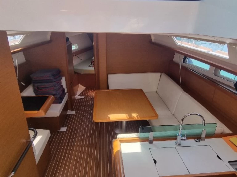 Sailboat to hire San Vincenzo at the best price