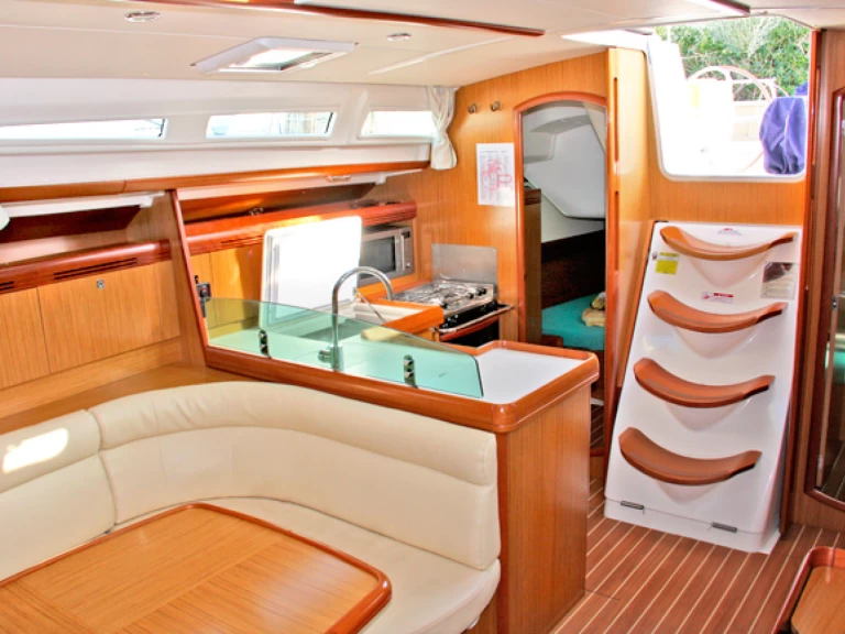 Charter a Jeanneau Sun Odyssey 42i in San Vincenzo on Samboat