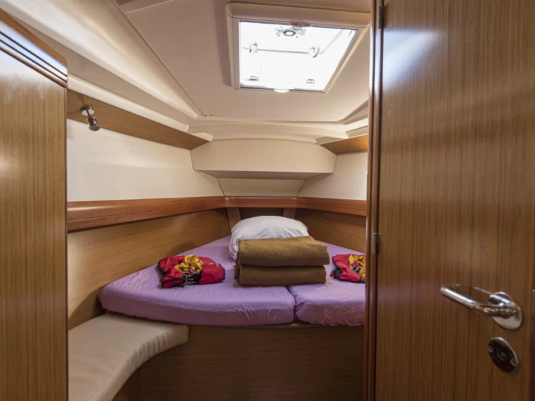 Hire Sailboat with or without skipper Jeanneau San Vincenzo