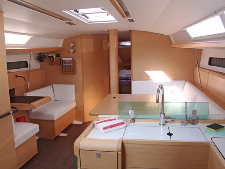 Hire Sailboat with or without skipper Jeanneau San Vincenzo