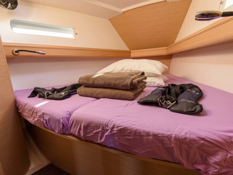 Hire Sailboat Jeanneau with a boat licence