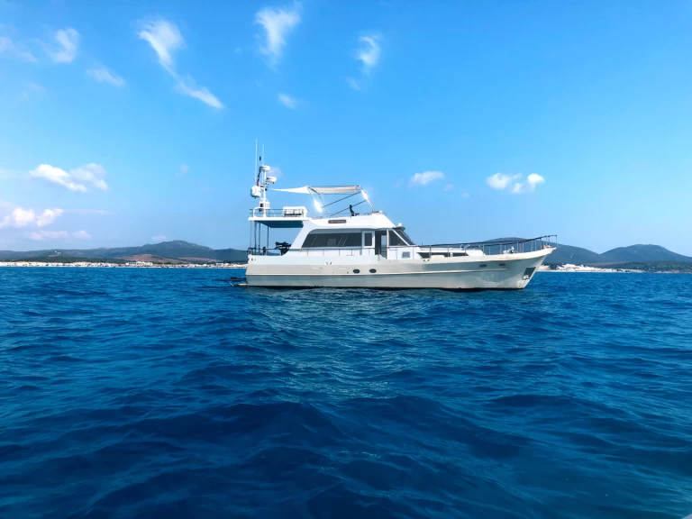 Hire Luxury Yacht  with a boat licence