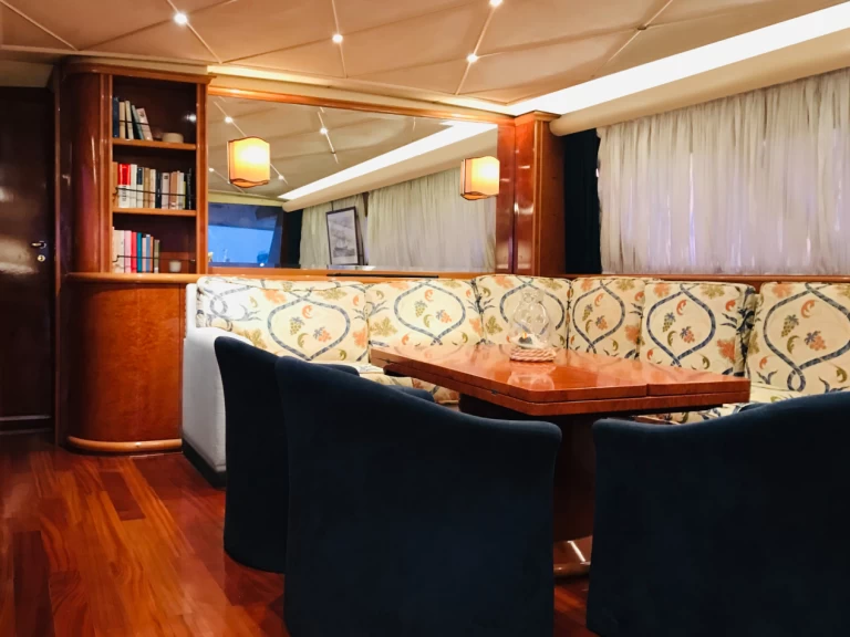 Hire Luxury Yacht Cantieri with a boat licence