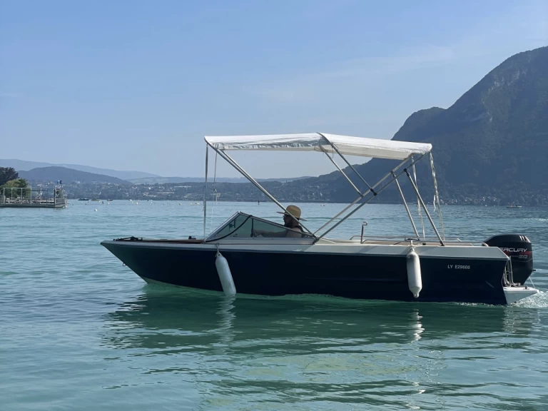 Motorboat to hire Annecy at the best price