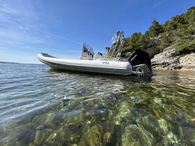 Charter a Nuova Jolly King 750 in Saint-Florent on Samboat