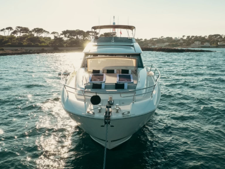 Yacht charter Amalfi - Prestige 680S on SamBoat