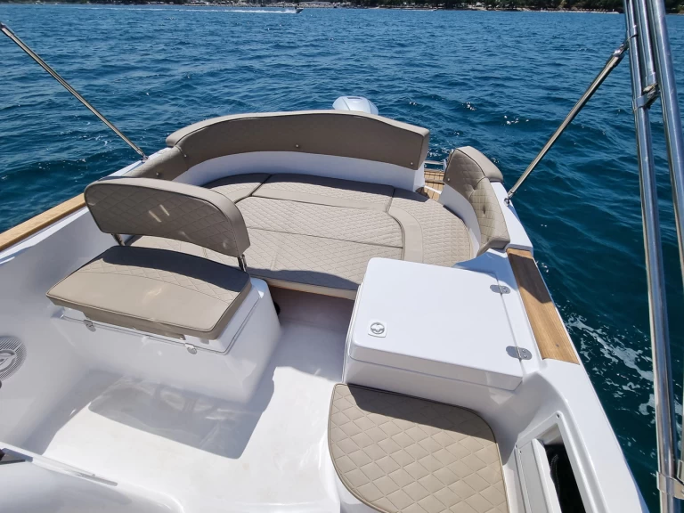 Motorboat to hire Funtana-Fontane at the best price