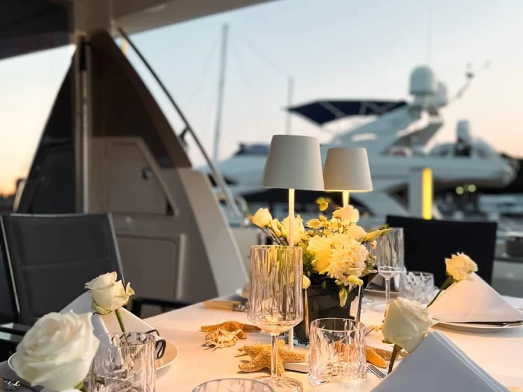 Hire Luxury Yacht with or without skipper Prestige Côte d'Azur